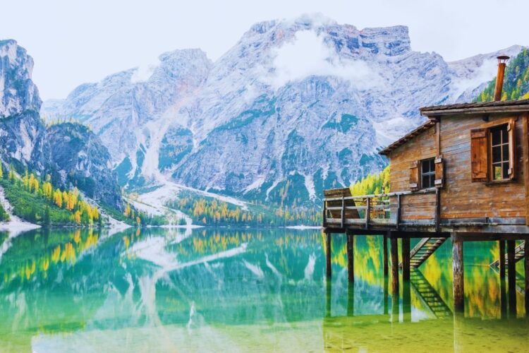 Lago di Braies: un paesaggio da sogno tra acque cristalline e cime imponenti